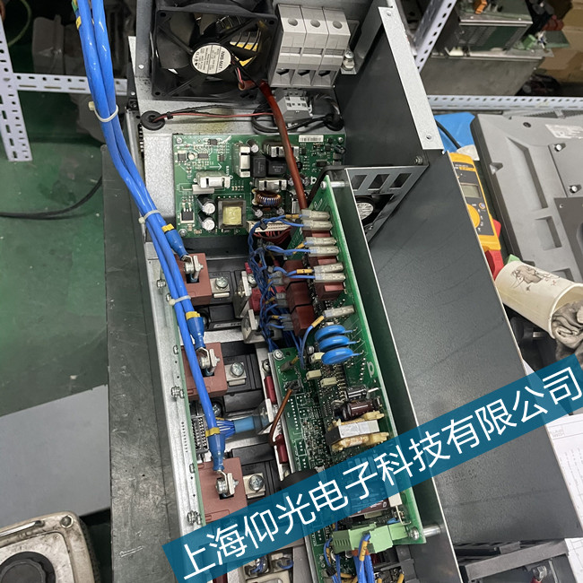 德國(guó)Baumuller鮑米勒BUG3伺服驅(qū)動(dòng)器B203故障哪里可以維修